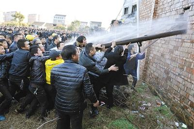 浙江温岭鞋厂大火致16死5伤 民众砸破围墙救火