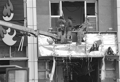 昨日，在大型机械的帮助下，饭店二层正在进行善后工作。