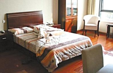 各地办公室整改现形式主义:打隔断仍局长专用