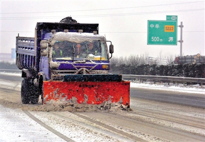 昨日，清雪车在连霍高速公路上铲除积雪。新华社发