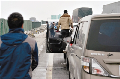 大广高速由南向北河南河北交界处，交通事故频发，造成高速公路堵车。新京报记者 吴江 摄