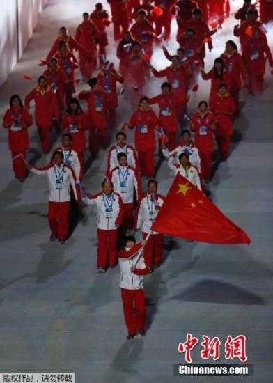 习近平出席冬奥开幕式 向中国代表团挥手致意