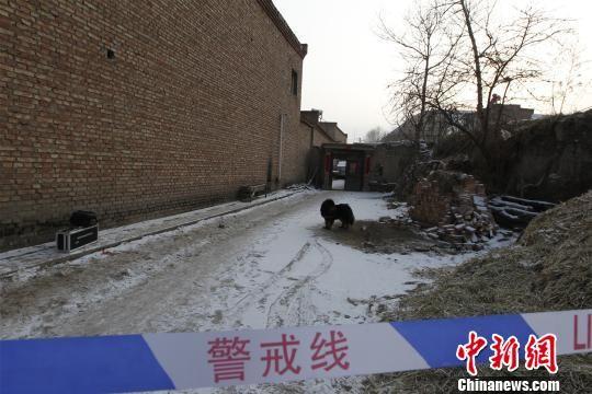 图为案发现场蔡某家已被警方拉起警戒线。胡贵龙摄