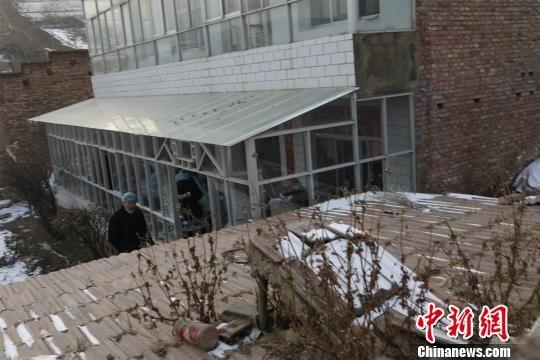 图为法医正在蔡某家做尸体解剖。胡贵龙摄