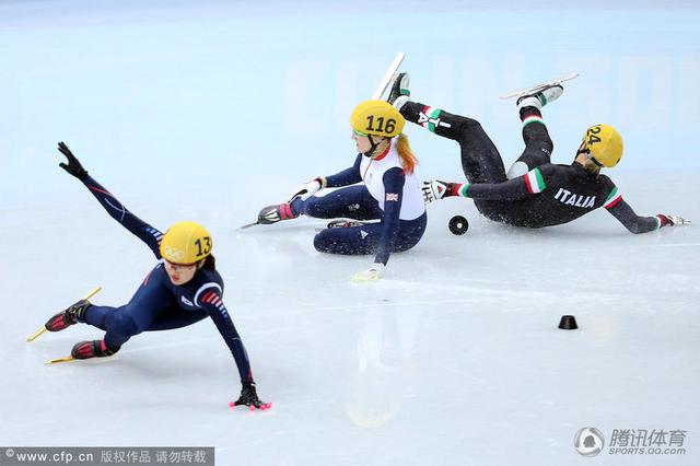 奇迹！三对手竟一起摔倒 女子500M李坚柔夺冠