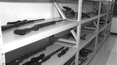 公安机关追缴的刘汉、刘维等非法持有的枪支武器。