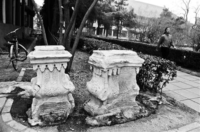 圆明园石刻疑被北大放在车棚旁 塞满垃圾(图)