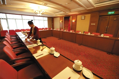 中央对会风提要求：会议期间不能玩游戏发短信