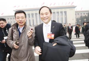 政协委员李书福遇打车难 坐黑车赶赴会场