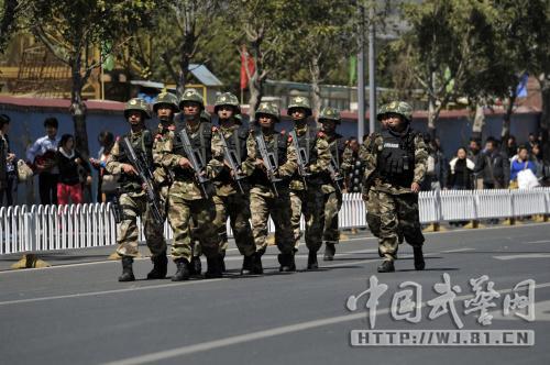 云南武警500余兵力在昆明主要街区武装巡逻(图)