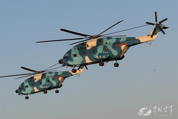 高清：解放军双机编队超低空实训 直8直9成对登场