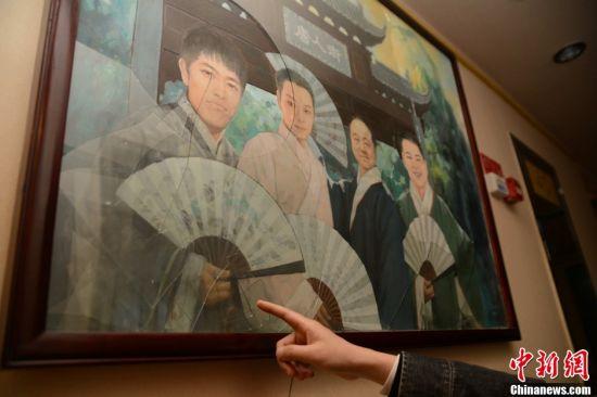 《新四大美男图》长沙展出被人为砸损 中新社发 杨华峰 摄