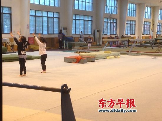 3月12日，湖南省体操运动学校，年幼的学员们正在进行日常训练。 早报记者 刘海川 图