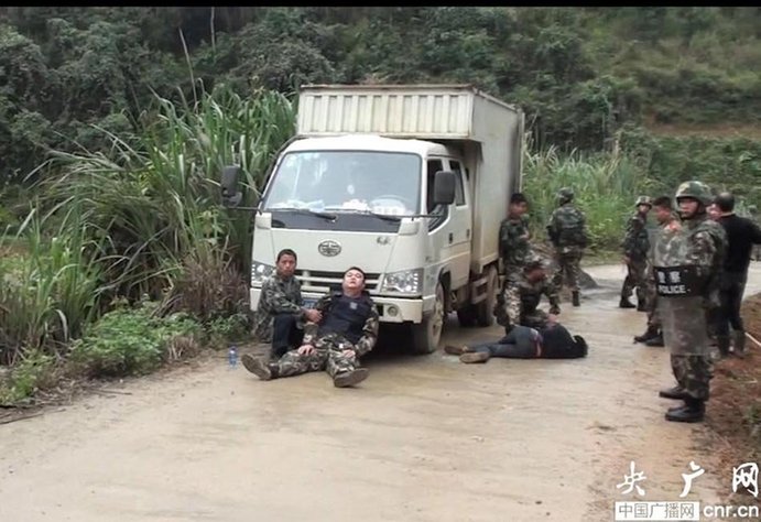 广西歹徒持枪对峙 被边防警察一枪击毙
