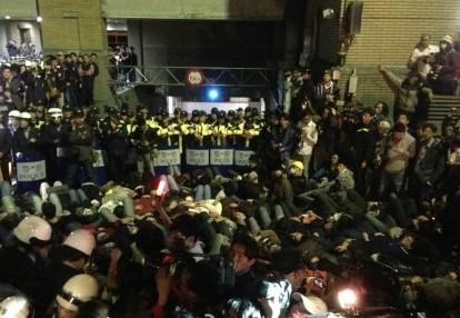 台警方驱离“行政院”抗议民众 逮捕23人