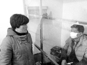 做透析过程中，母亲一直站在外面怜惜地看着儿子 见习记者 宋体佳 摄