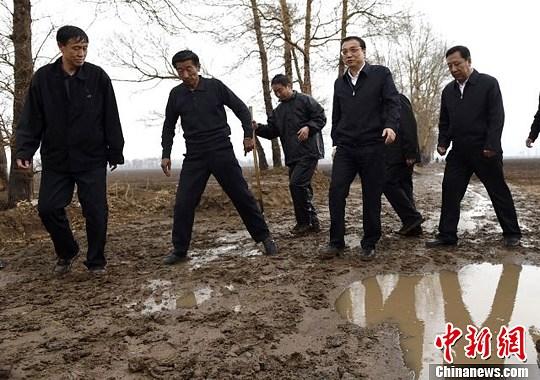 李克强雨中田间察看 拿铁锹翻泥土(图)