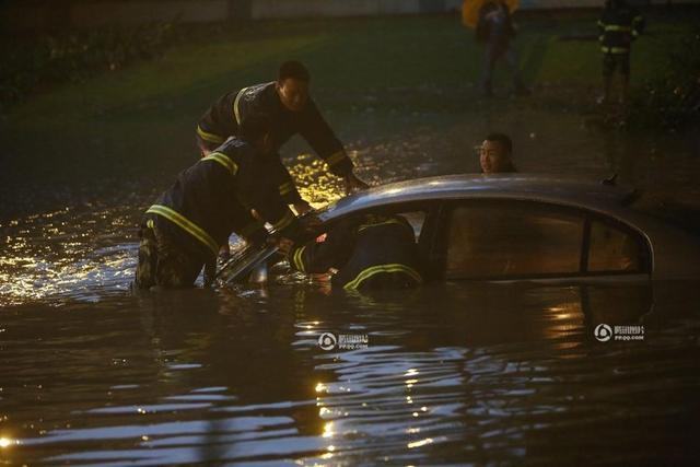 广东多地遭暴雨冰雹袭击 143县市发布灾害预警