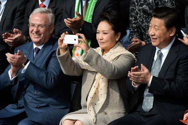 港媒：彭丽媛最新智能手机系国产nubia Z5 mini