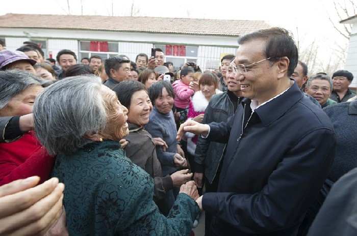 国务院总理李克强在赤峰考察，与群众交流。新华社记者黄敬文、中新社记者刘震 摄