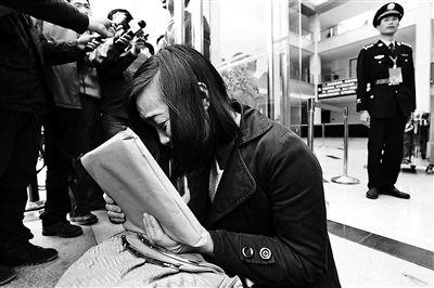 2013年4月12日，唐慧在永州中院一审败诉，走出法庭后无法控制情绪，独自蹲下哭泣