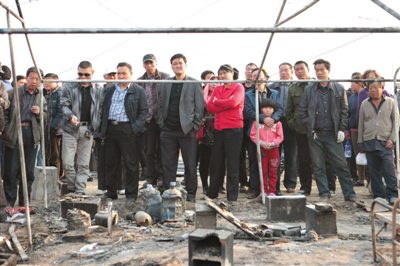 3月22日，青岛平度市杜家疃村，村民围观被烧毁的帐篷。