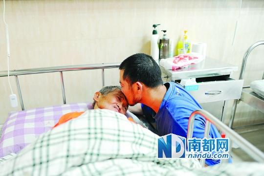 昨天下午，东莞市厚街医院，重获自由的杨秀（化名）亲吻病母。接到东莞市检察机关的《不起诉决定书》后，他第一时间从厚街派出所赶到医院，与母团聚。南都记者 梁清 摄