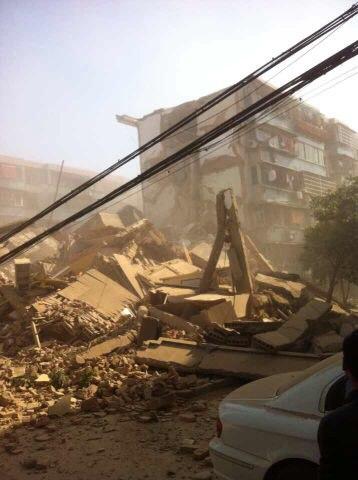 浙江奉化市一幢5层居民房倒塌 部分居民被埋