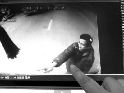 拦停公交车后,指着车长大喊大叫。