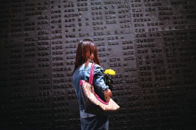 昨天，南京大屠杀遇难同胞纪念馆，群众在“哭墙”前祭奠遇难者。京华时报记者朱嘉磊摄