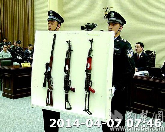 　　图为：检方向法庭展示涉黑枪支。(本报报道组 摄)