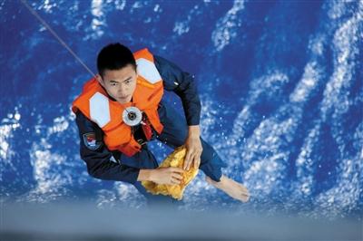 马航失联客机搜救直击：中国空军每天飞8小时