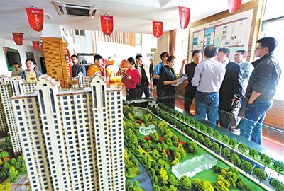 受京津冀一体化相关消息影响，河北省保定市房地产市场持续升温。图为购房者在河北保定某楼盘销售中心向销售人员咨询供图/新华社