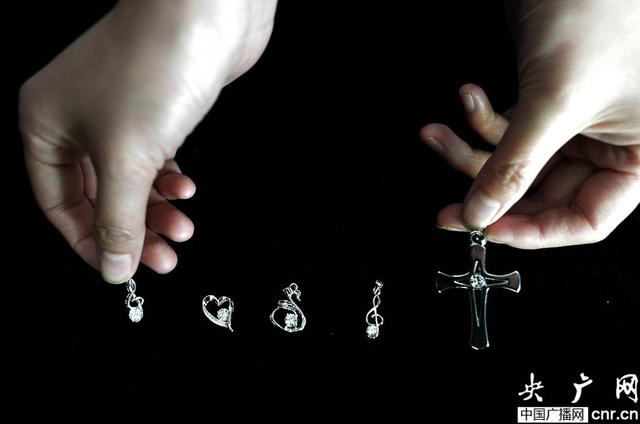 女子花1.5万用母亲骨灰做成0.27克拉钻石(组图)