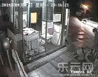 云南一法官被曝4次殴打小区保安 被打者跪地求饶