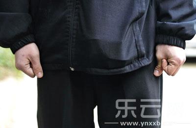 云南一法官被曝4次殴打小区保安 被打者跪地求饶