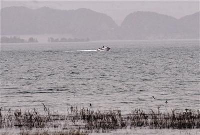 民用直升机坠落北京密云水库 飞行员1死1伤(图)