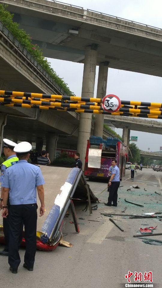 南宁一双层公交车撞上限高框 车顶被削落(组图)
