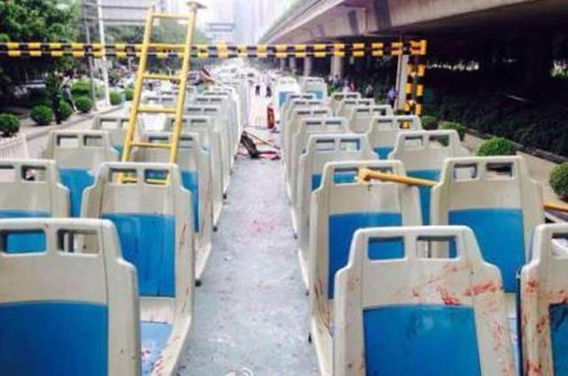 南宁一双层公交车撞上限高框 车顶被削落(组图)