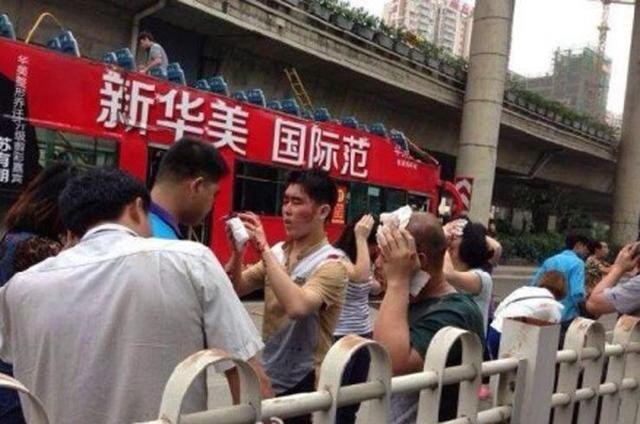 南宁一双层公交车撞上限高框 车顶被削落(组图)