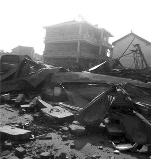 江苏200多人强拆农贸市场 将菜贩打成重伤(图)