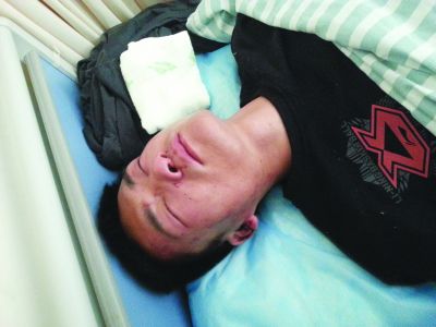 仍昏迷的刘永胜医生。(医院提供)