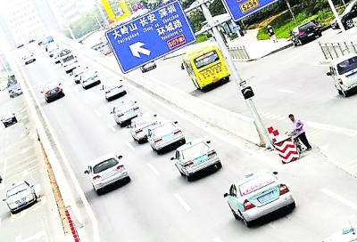 自发为王先武送行的车队?