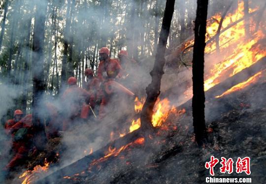 四川巴塘森林大火成功扑灭已燃烧了5天（组图）