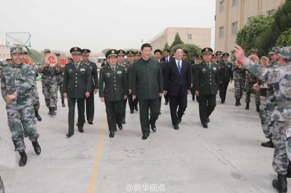 习近平十八大后首赴新疆 视察喀什军队武警