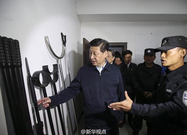 习近平十八大后首赴新疆 视察喀什军队武警