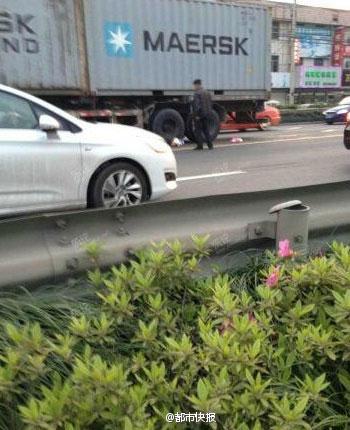 女子将两孩子扔进车流 致8月大幼儿死亡(图)