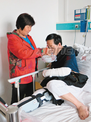 　　63岁保安任民强救人时左臂和右腿骨折，目前仍在红会医院治疗