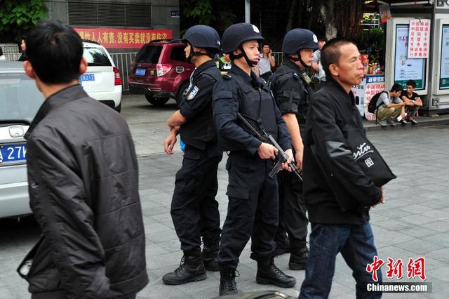 广州火车站广场恢复使用 特警武装进场戒备