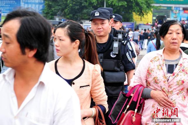 广州火车站广场恢复使用 特警武装进场戒备